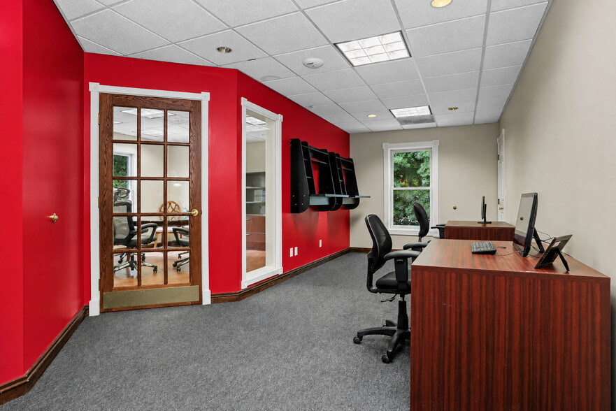 More Photos Of 27 Mill Plain Rd, Danbury Office For Sale