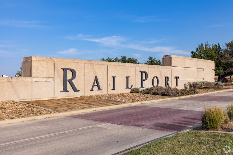 More Photos Of 3800 Railport Pky, Midlothian Distribution For Sale