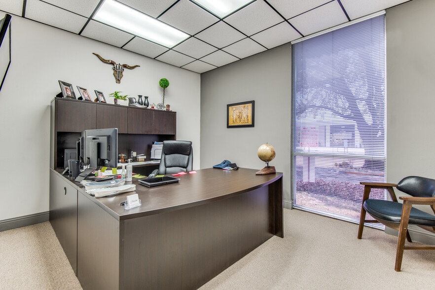 More Photos Of 1467-1471 Prudential Dr, Dallas Warehouse For Sale