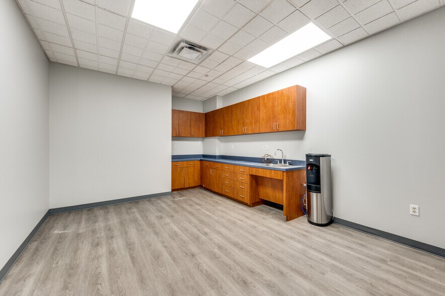 More Photos Of 10105 W Technology Blvd, Dallas Unknown For Lease