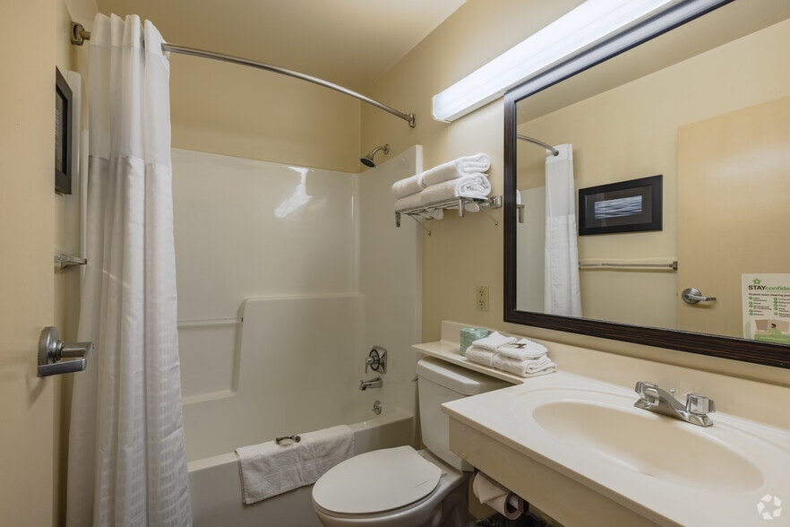 More Photos Of 1180 Doris Rd, Auburn Hills Hotel For Sale