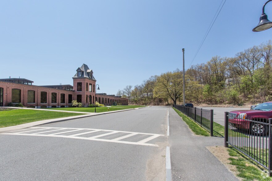 More Photos Of 75 Green St, Clinton Distribution For Sale