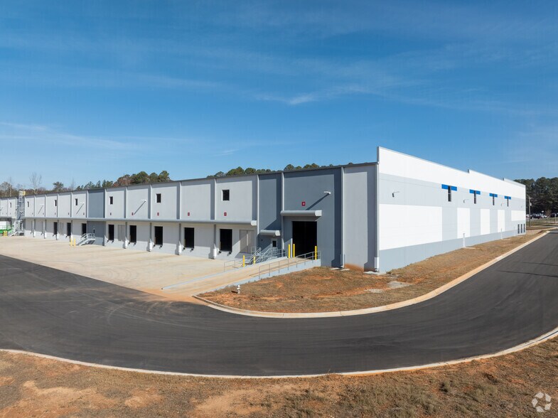 More Photos Of 4326 Avery Dr, Flowery Branch Distribution For Lease