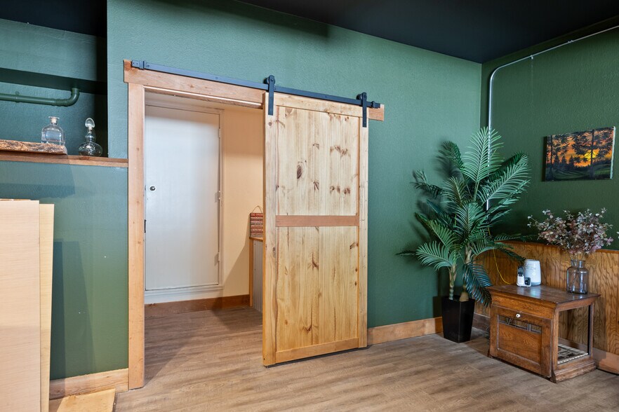 More Photos Of 108 Main St, Stevensville General Retail For Sale