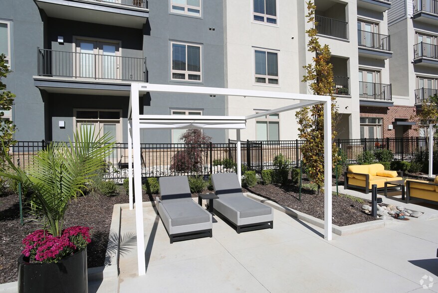 More Photos Of 8045 Metcalf Ave, Overland Park Apartments For Lease