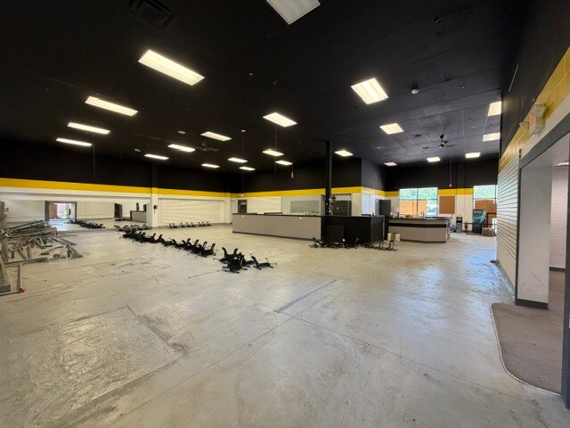 More Photos Of 427 Winsted Rd, Torrington Freestanding For Lease
