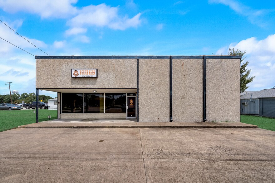 Primary Photo Of 203 E Main St, Forney Freestanding For Sale