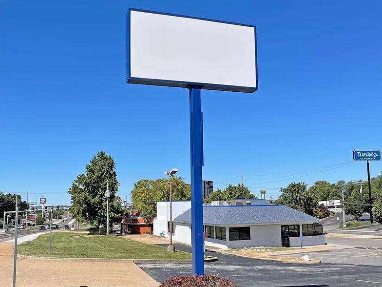 More Photos Of 9640 Natural Bridge Rd, Saint Louis Freestanding For Sale