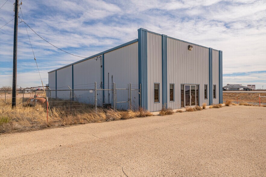 More Photos Of 850 W I-20, Penwell Warehouse For Lease