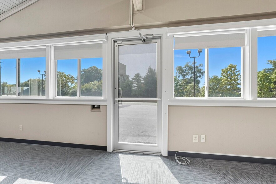 More Photos Of 635 E Business 30, Columbia City Showroom For Sale