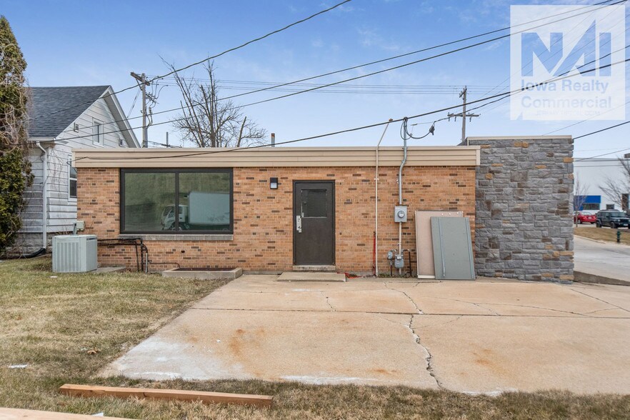 More Photos Of 115 30th Street Dr SE, Cedar Rapids General Retail For Sale