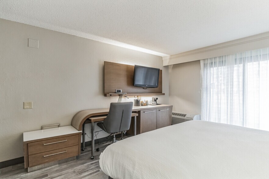 More Photos Of 1917 Coliseum Dr, Hampton Hotel For Sale