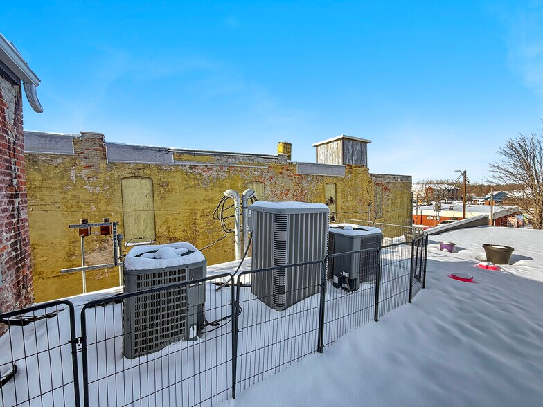 More Photos Of 112 N 2nd Ave W, Newton General Retail For Sale