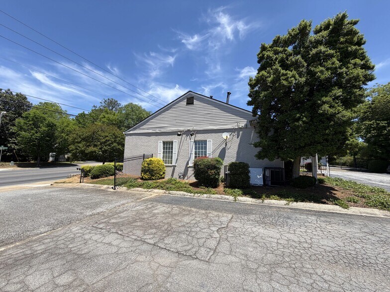 More Photos Of 3080 Campbellton Rd SW, Atlanta Office Residential For Sale