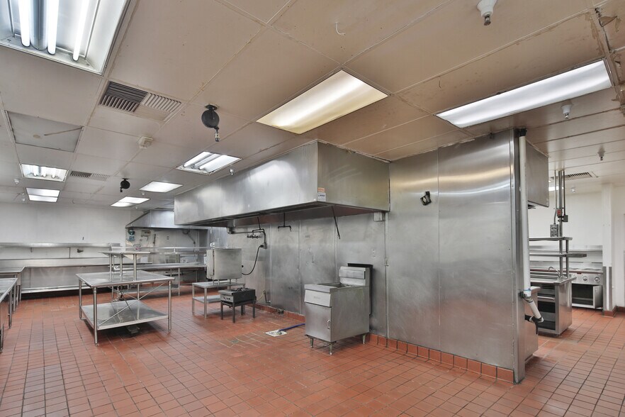 More Photos Of 3360 Ocean Park Blvd, Santa Monica Unknown For Lease