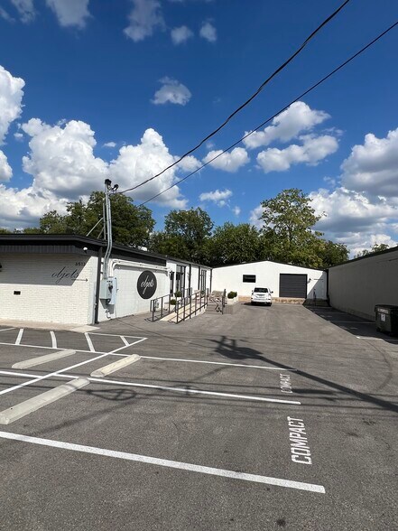 More Photos Of 6513 Burnet Ln, Austin Office For Sale