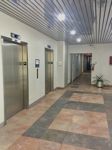 More Photos Of 1501 E Mockingbird Ln, Victoria Office For Lease