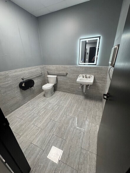 More Photos Of 5900 Schumacher Ln, Houston Auto Repair For Lease