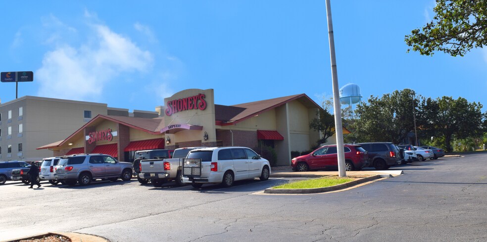 More Photos Of 323 Harold G Clarke Pky, Forsyth Restaurant For Sale