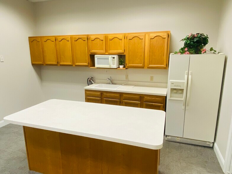 More Photos Of 12276 San Jose Blvd, Jacksonville Coworking Space