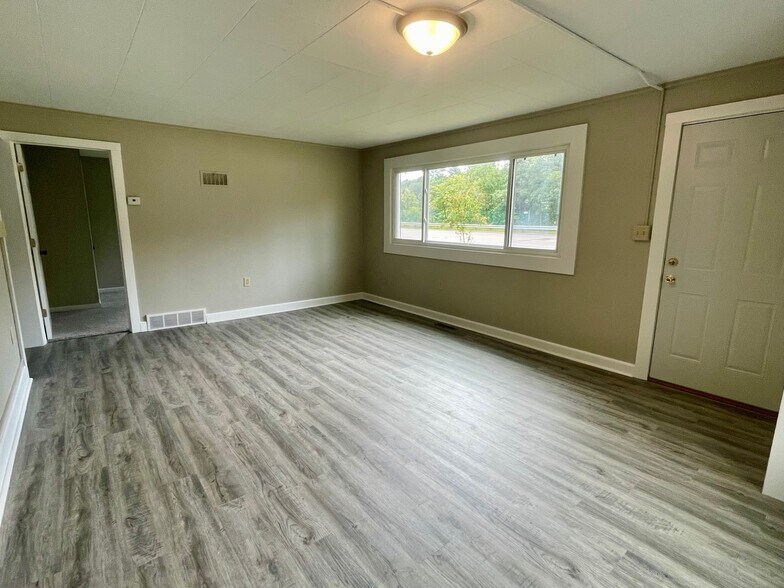 More Photos Of 844 Broadway St N, Menomonie Storefront Retail Residential For Sale