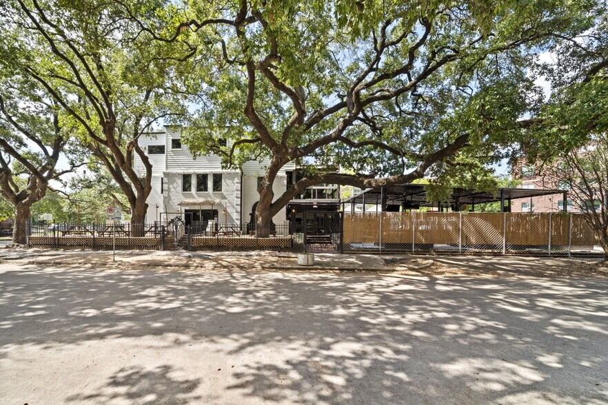 More Photos Of 1916 Baldwin St, Houston Bar For Sale