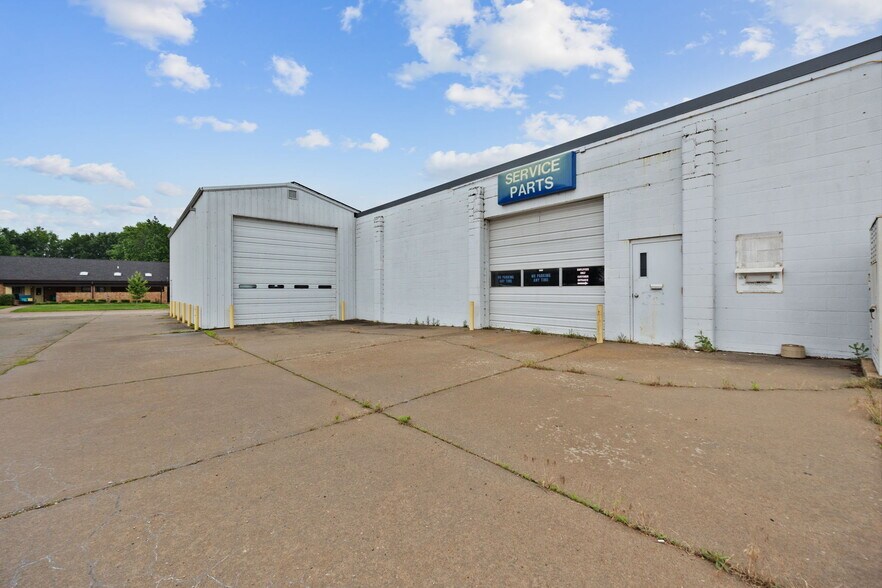 More Photos Of 610 Sainte Genevieve Dr, Sainte Genevieve Auto Dealership For Sale