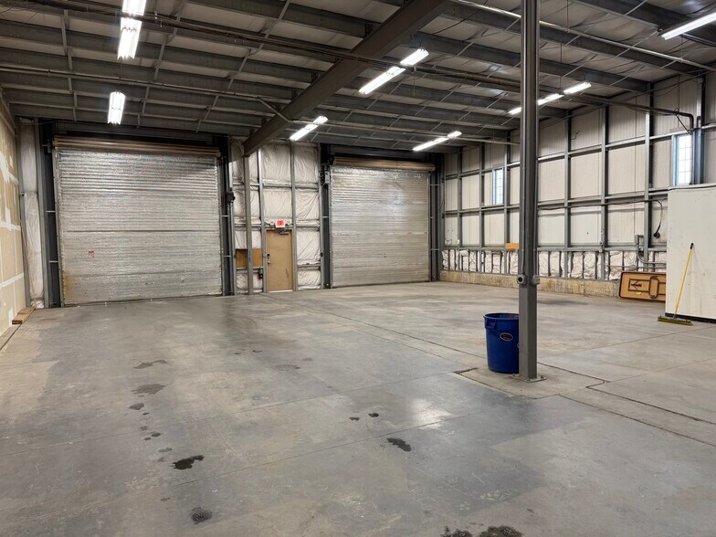 More Photos Of 7352 Greenridge Rd, Windsor Warehouse For Lease