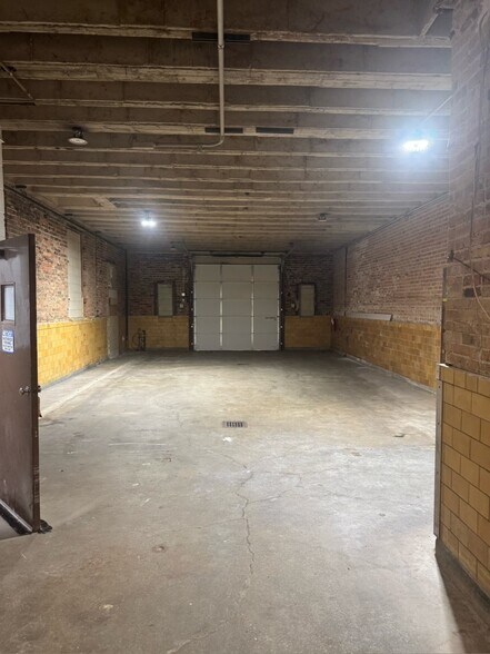 More Photos Of 822 W Exchange Ave, Chicago Warehouse For Lease