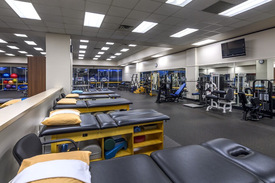 More Photos Of 14815-14863 Southwest Fwy, Sugar Land Medical For Lease