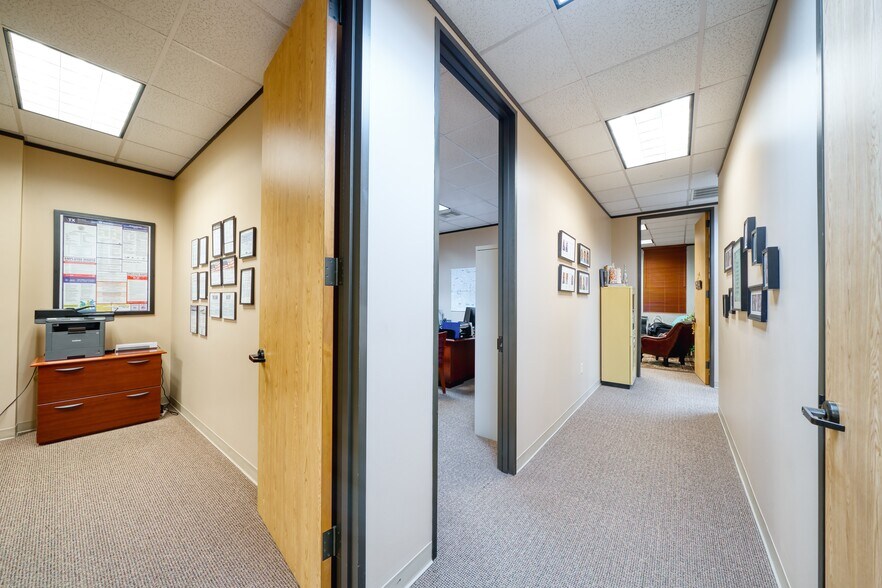 More Photos Of 15430 Ridge Park Dr, Houston Office For Sale