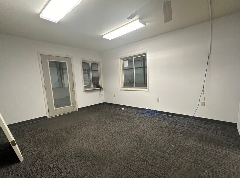 More Photos Of 5571 N Main St, Joplin Showroom For Sale