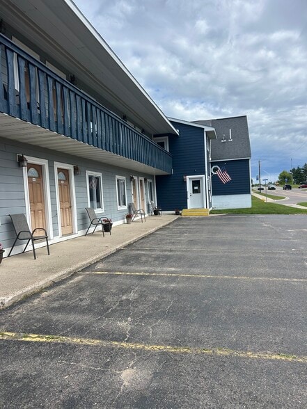 More Photos Of 332 E Onota St, Munising Hotel For Sale