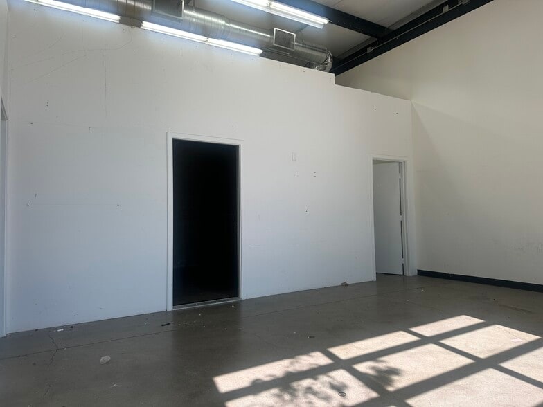 More Photos Of 1621 1st St, San Fernando Flex For Lease