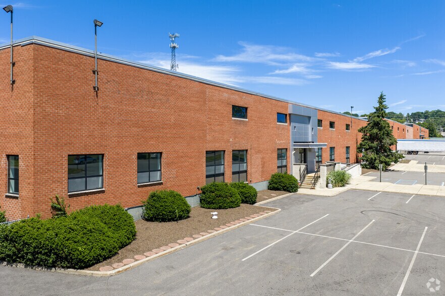 More Photos Of 301 Island Rd, Mahwah Warehouse For Lease