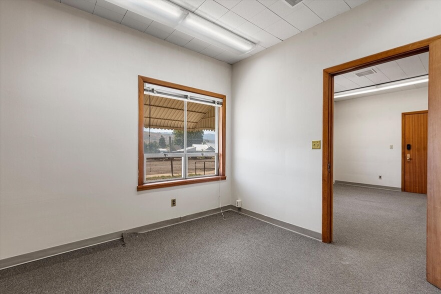 More Photos Of 1050 S Bridge St, Baker City Office For Sale