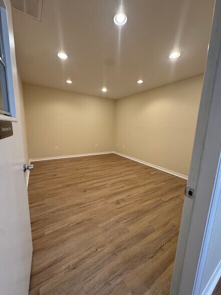 More Photos Of 3903 Industry Blvd, Lakeland Warehouse For Lease