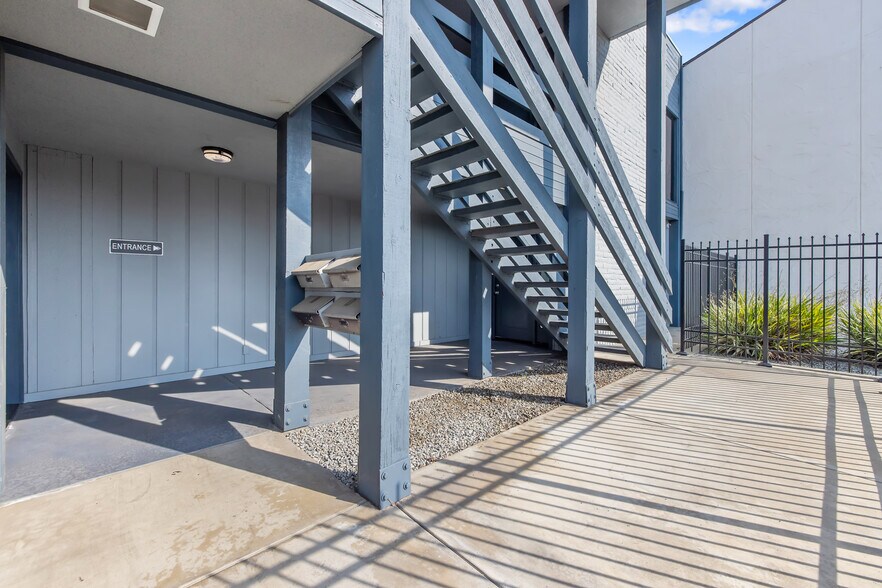 More Photos Of 1620 W Mineral King Ave, Visalia Office For Sale