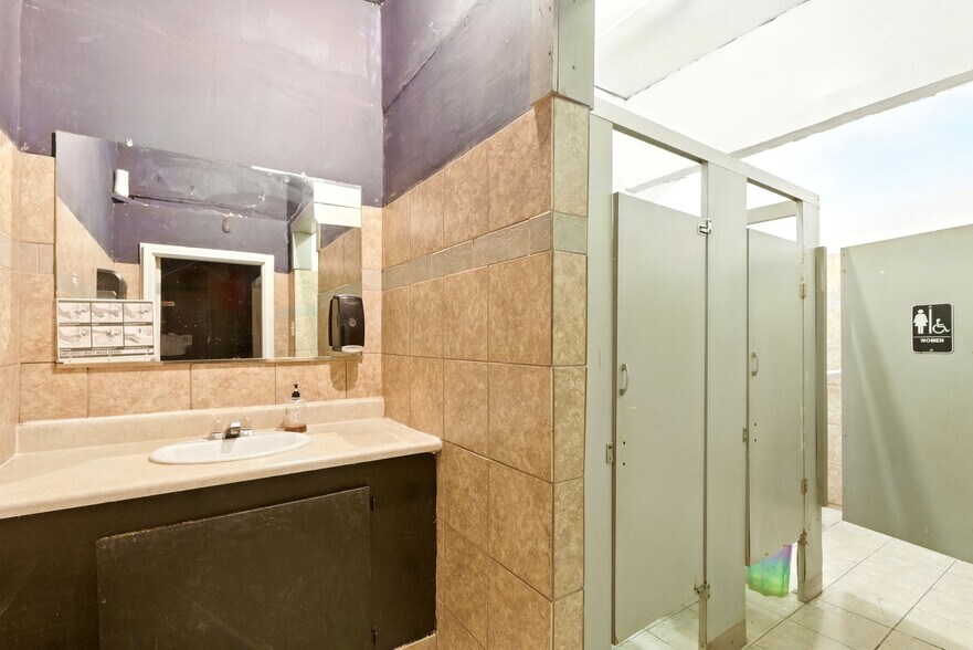 More Photos Of 8604 Jensen Dr, Houston Bar For Sale