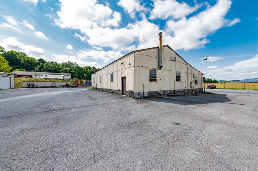 More Photos Of 69 Middletown Rd, Fairmont Manufacturing For Sale