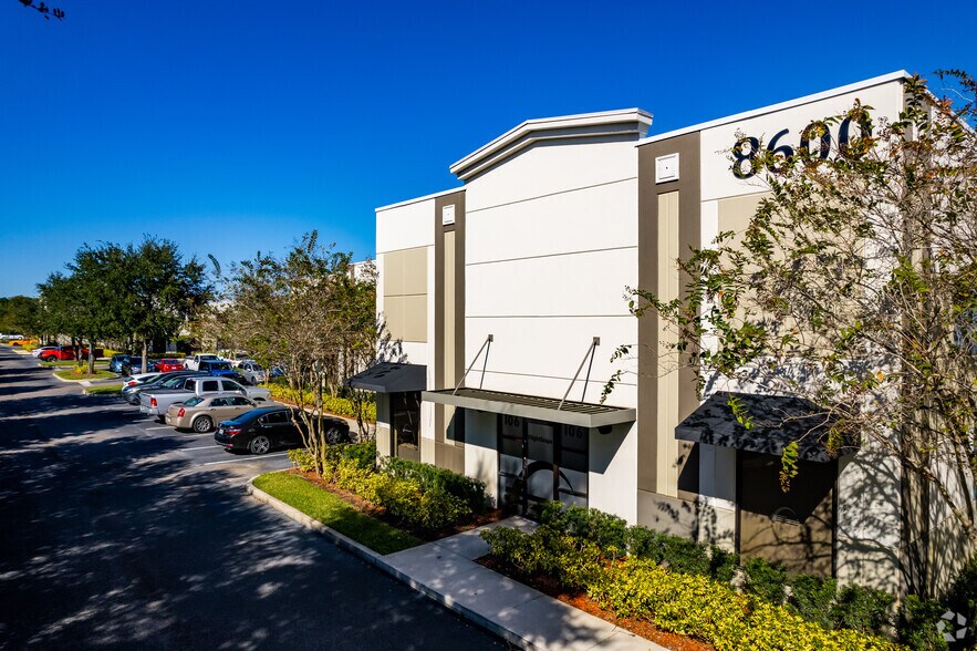More Photos Of 8600 Commodity Cir, Orlando Showroom For Lease
