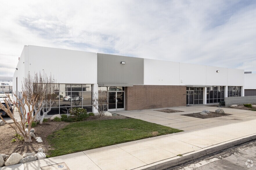 More Photos Of 8045 Woodley Ave, Van Nuys Unknown For Lease