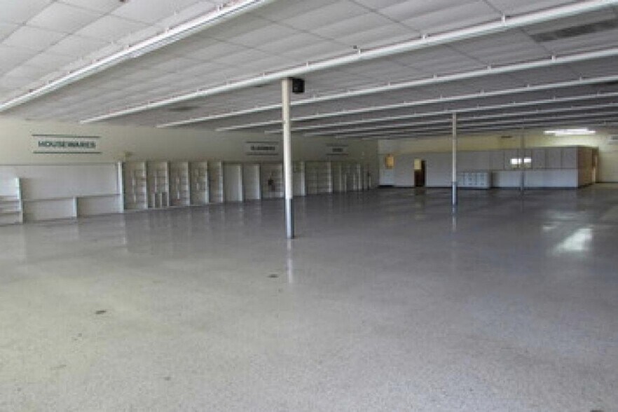 More Photos Of 4425 20th St, Vero Beach Unknown For Lease