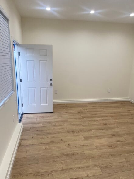 More Photos Of 405 W Broadway, Glendale Apartments For Sale