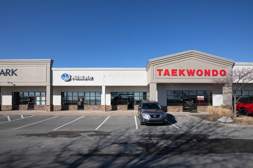 More Photos Of 1469-1499 SW Market St, Lee's Summit General Retail For Lease