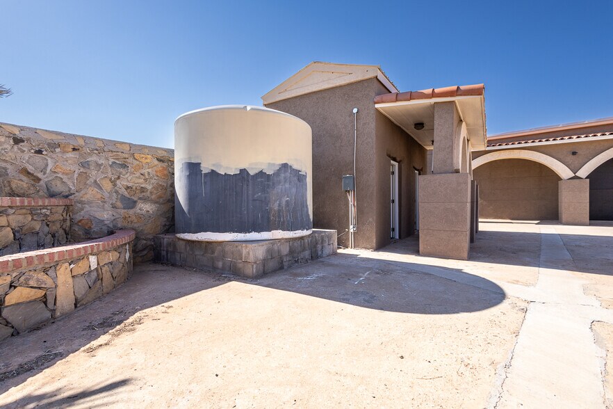 More Photos Of 13644 David Dr, El Paso Showroom For Lease