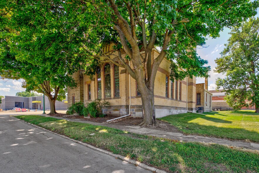 More Photos Of 2001 10th St, Emmetsburg General Retail For Sale