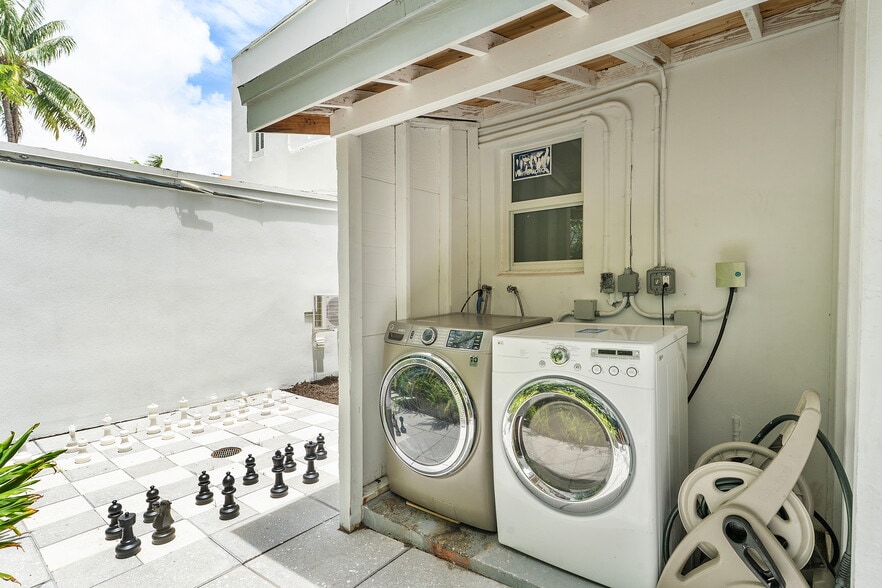 More Photos Of 3020-3024 Seville St, Fort Lauderdale Hotel For Sale