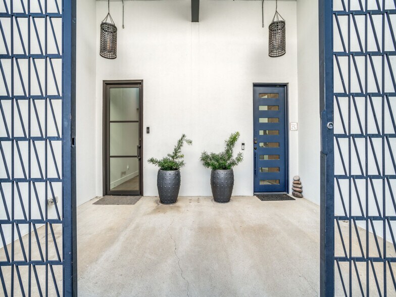 More Photos Of 2323 Farrington St, Dallas Warehouse For Sale