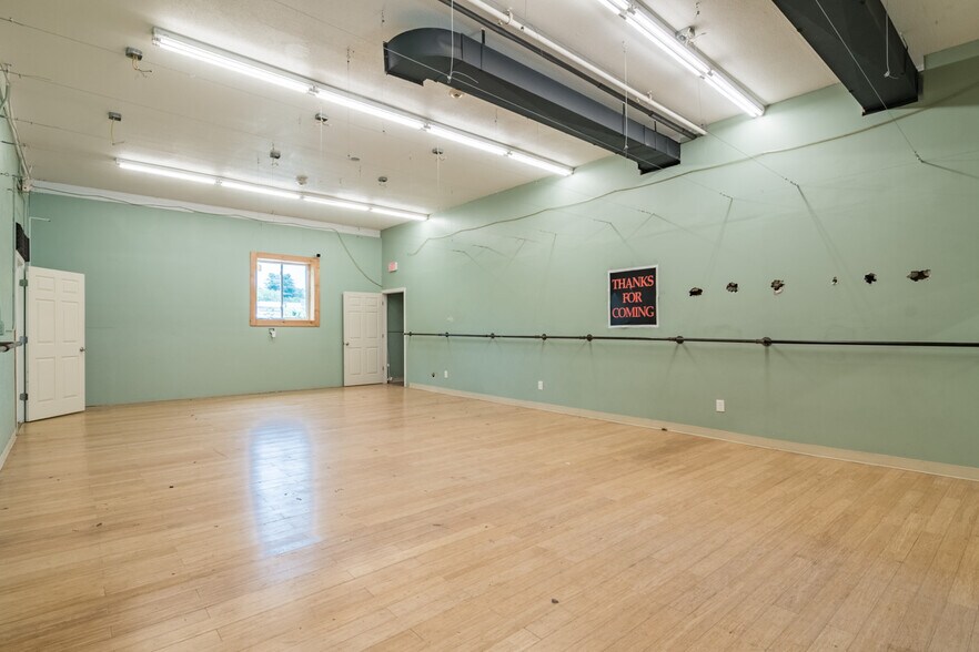 More Photos Of 167-169 Shaker Rd, East Longmeadow Veterinarian Kennel For Lease
